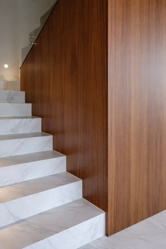 Escalera moderna con paneles de madera
